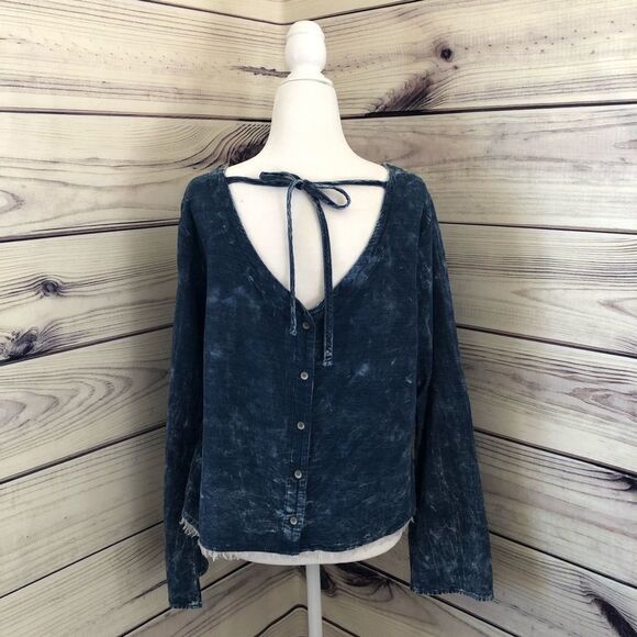 Anthropologie Cloth & Stone Denim Look Bell Sleeve Button Cutout Top Small - Picture 6 of 9